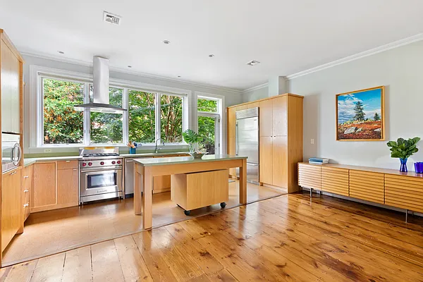 Sold by Compass | media 7