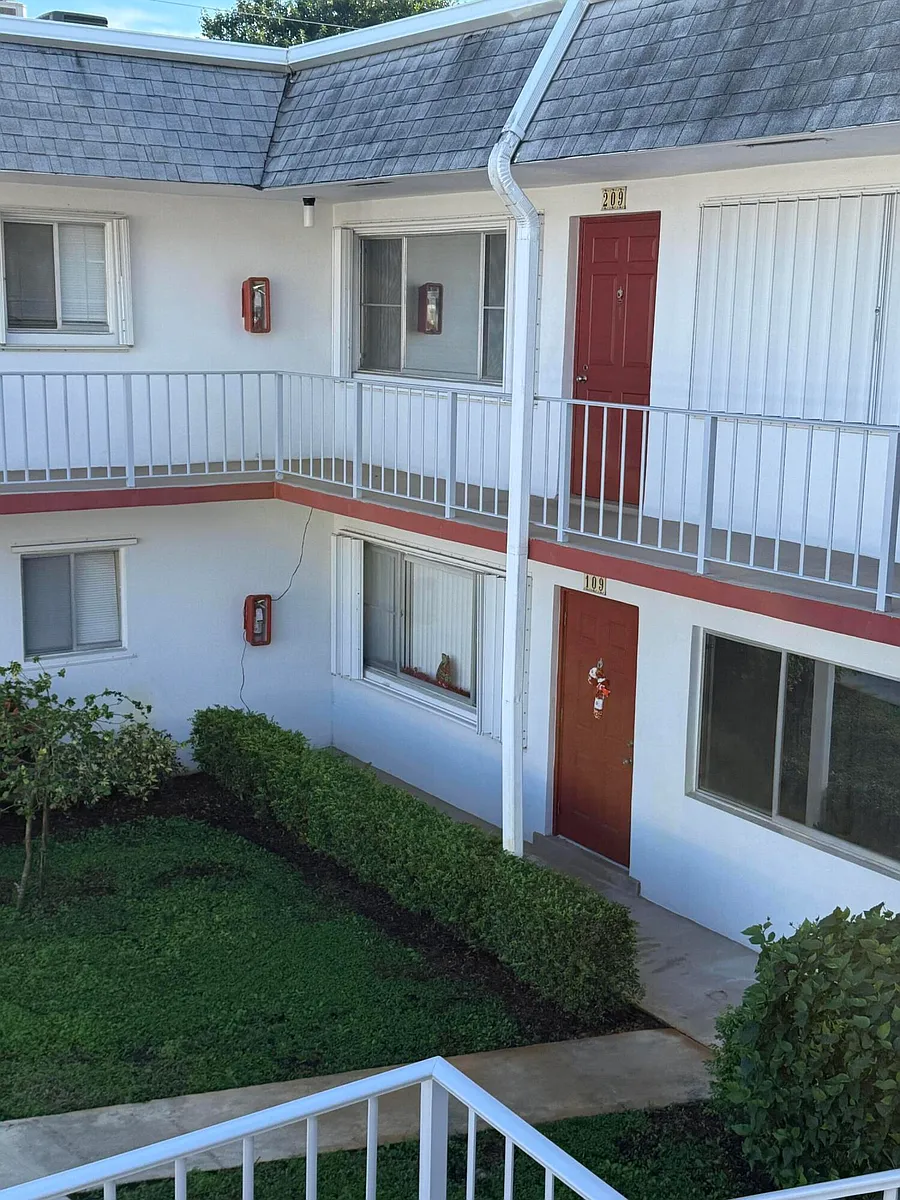 Building Photo - 2960 Lake Osborne Dr #209