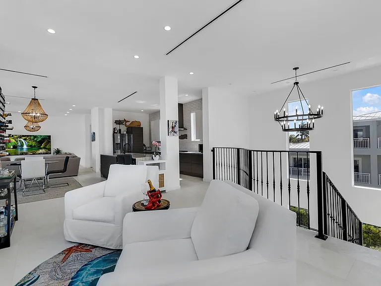 317 E Seaview Cir — Photo 32