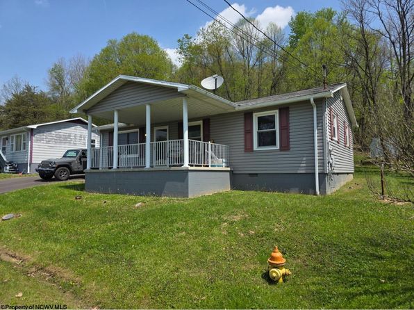 226 Woodlawn Dr, Shinnston, WV 26431