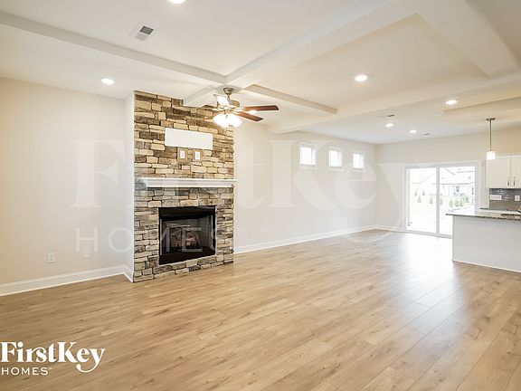 3rd image of 627 Alvin Rd