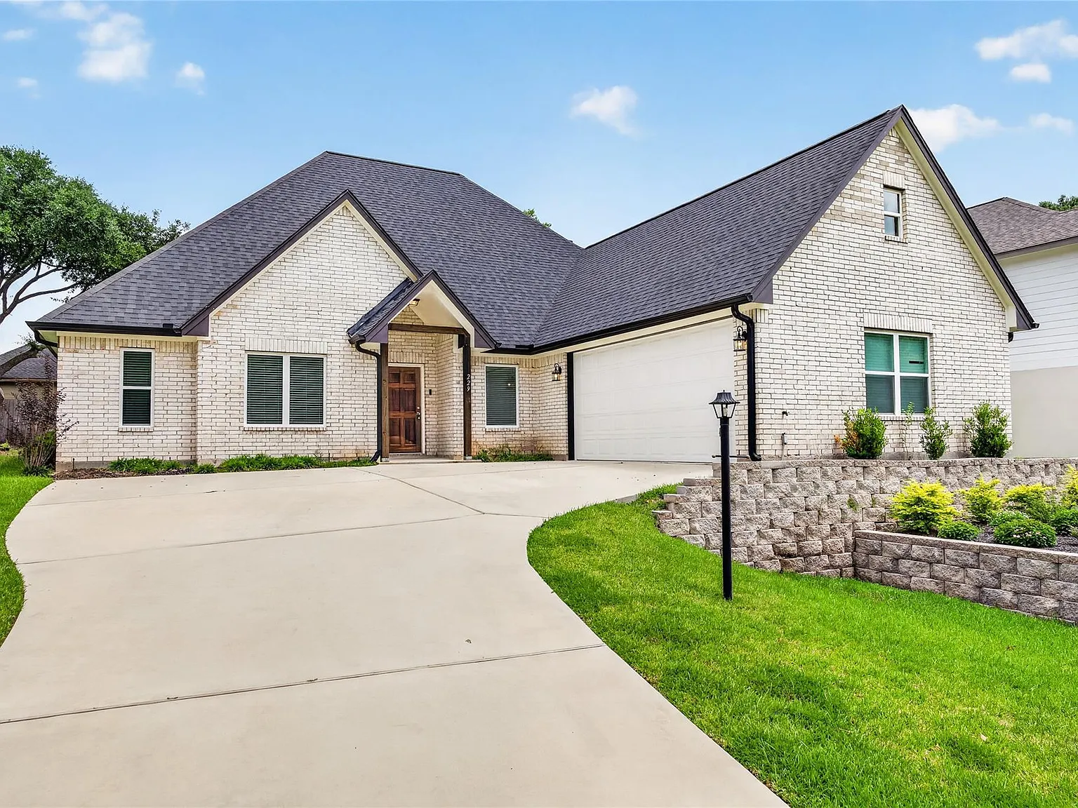 4 bed, 3.5 bath, 3074 sqft, $3,200 — Photo 2