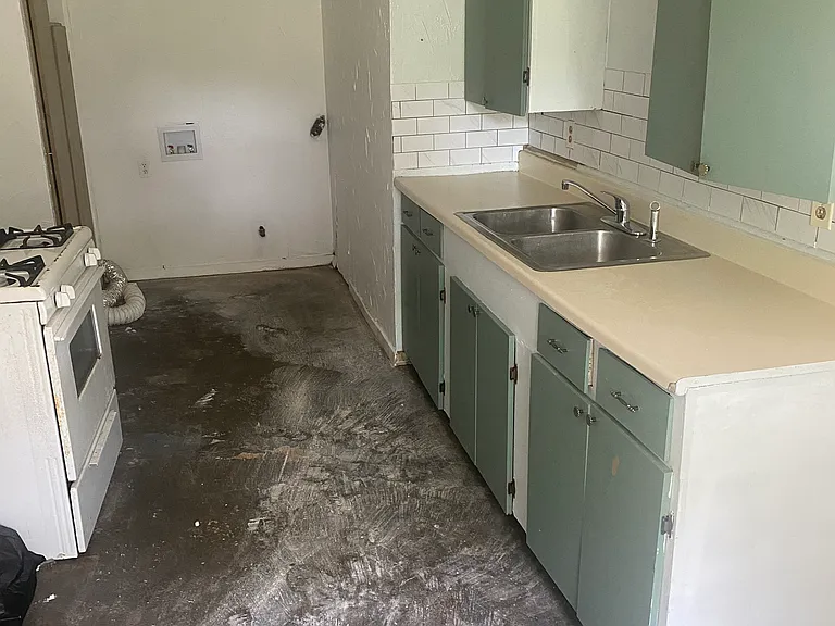3301 Preston St — Photo 6