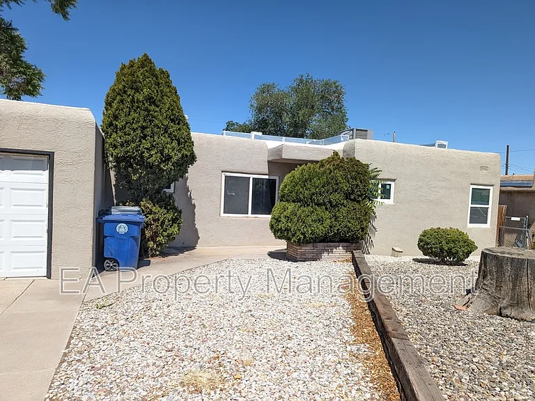 2913 Jefferson St NE — Photo 2