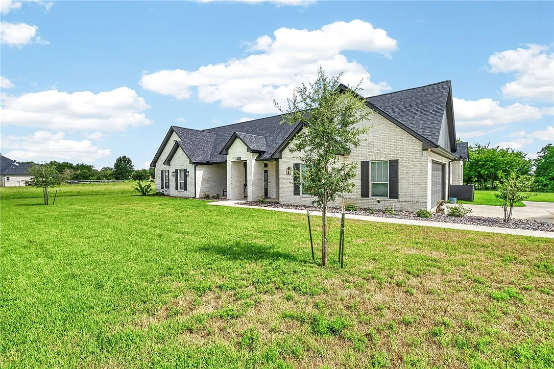 4 bed, 2.5 bath, 2377 sqft, $4,000 — Photo 1