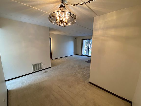 5th image of 5401 Chateau Dr #4