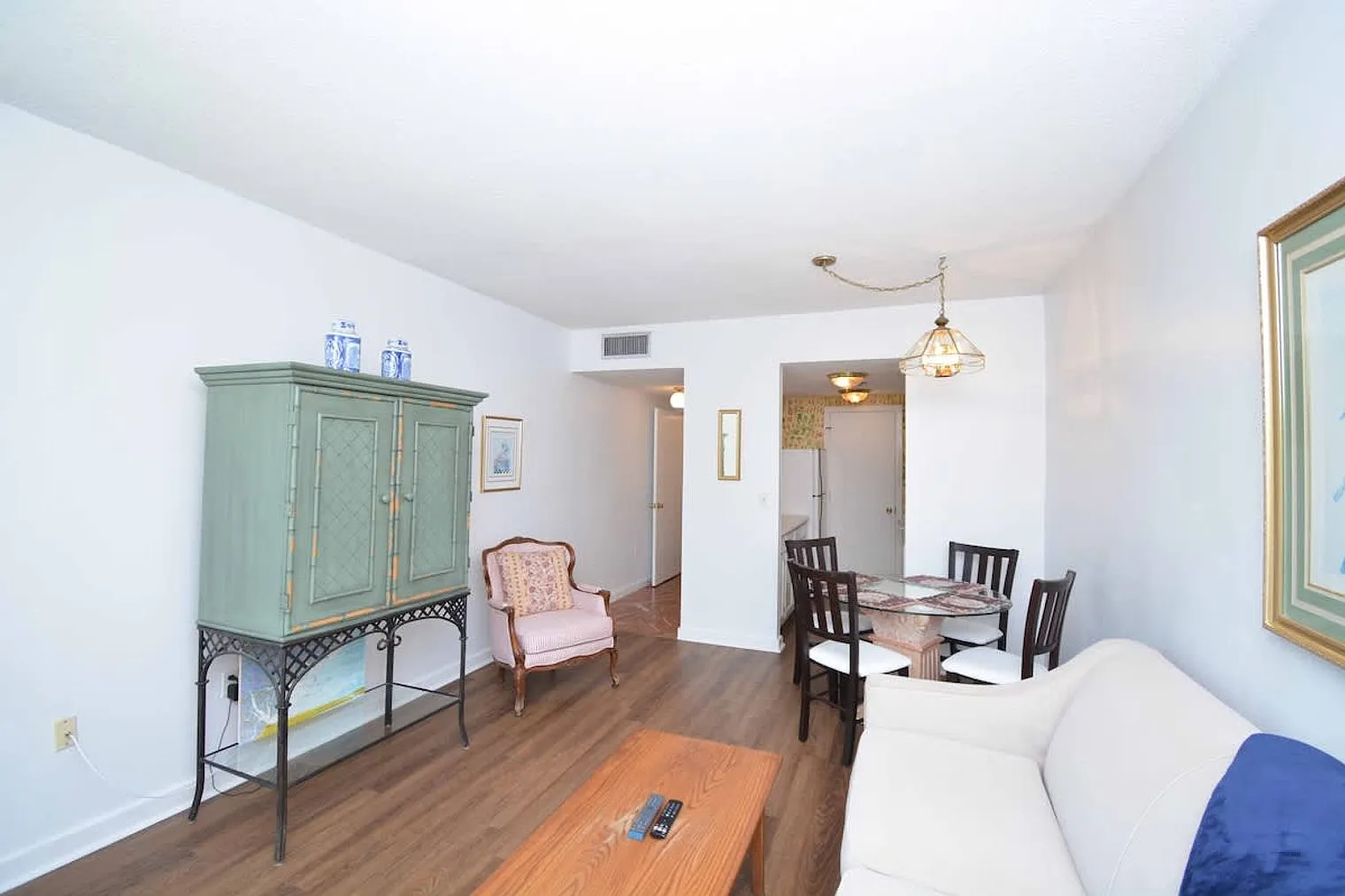 1 bed, 1.0 bath, 990 sqft, $4,007 — Photo 2
