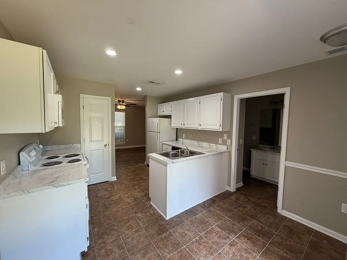 900 Stephen Dr. #9 — Photo 3