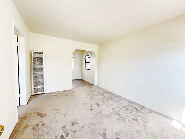 Lots of natural lighting, new carpets, wall mounted heater. Great cross-breeze with windows open :)