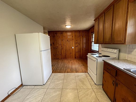 3rd image of 122 Merry Acres Dr