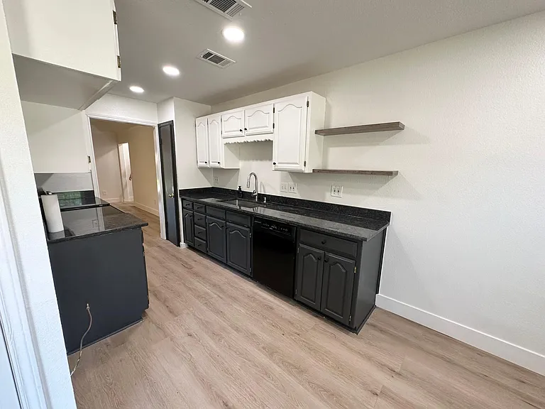 400 Wallace Dr — Photo 3