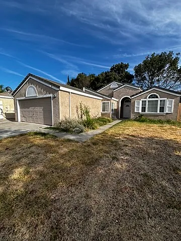 4 bed, 1348 sqft, $2,900 — Photo 2