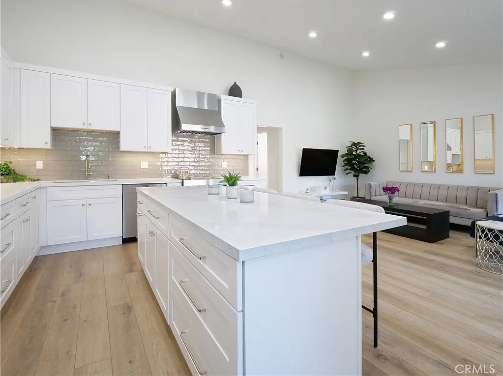 2 bed, 949 sqft, $4,900 — Photo 3