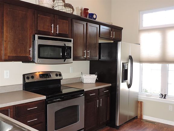 5th image of 1055 W Cherry St