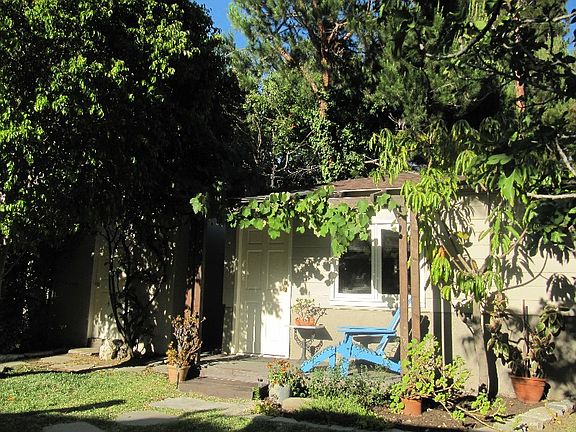 Detached back bldg. w/ two o