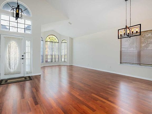3rd image of 8987 Hampton Landing Dr E
