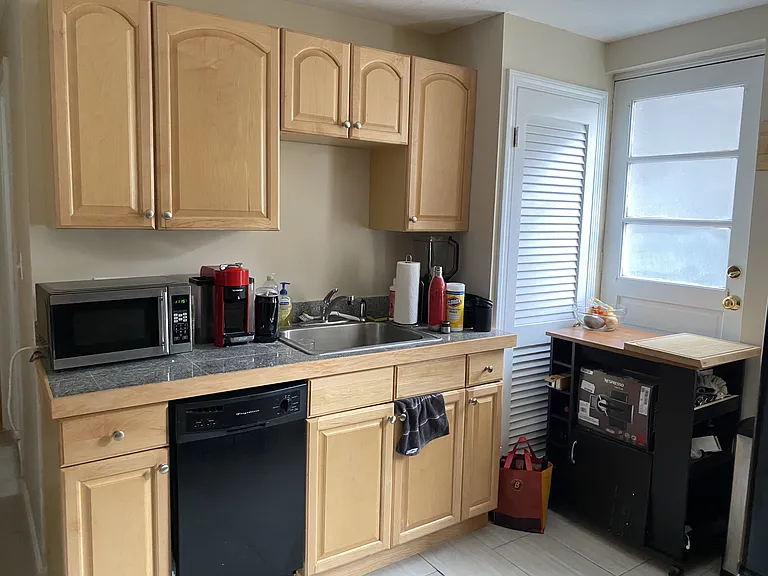 220 Hanover St #5 — Photo 15