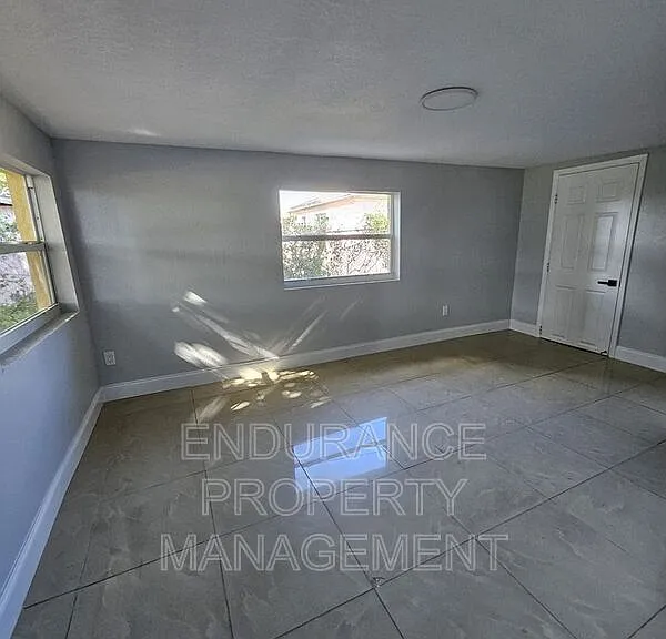 809 W 5th St — Photo 7