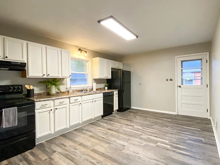 5025 Grandview Dr — Photo 3