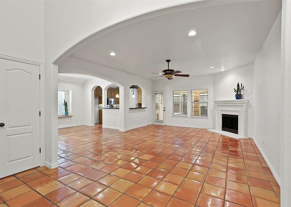 1st image of 3303 Lakeside Dr