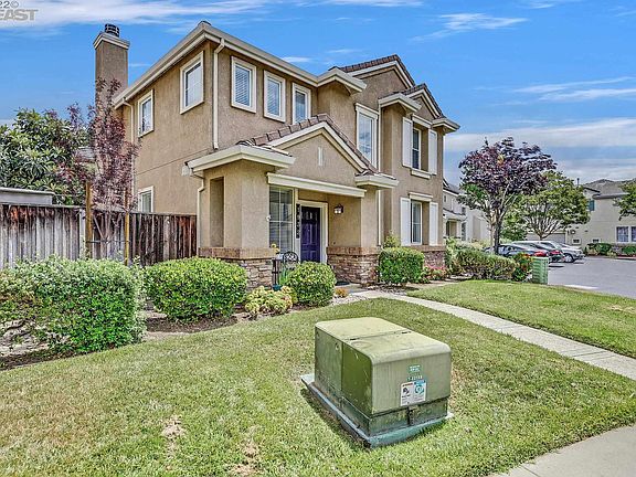 3rd image of 1932 Wayne Cir