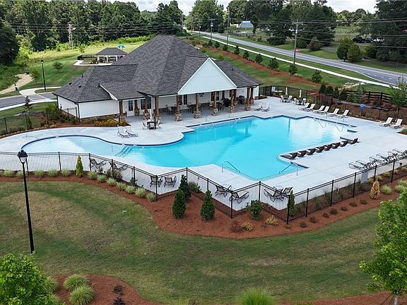4th image of 68 Ellenore Dr