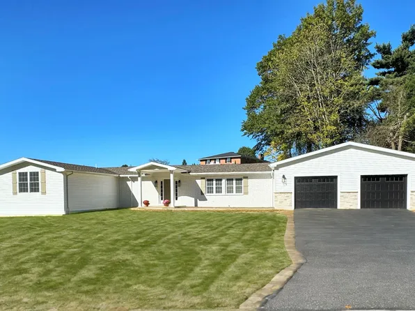 2 Club View Dr, Fairmont, WV 26554