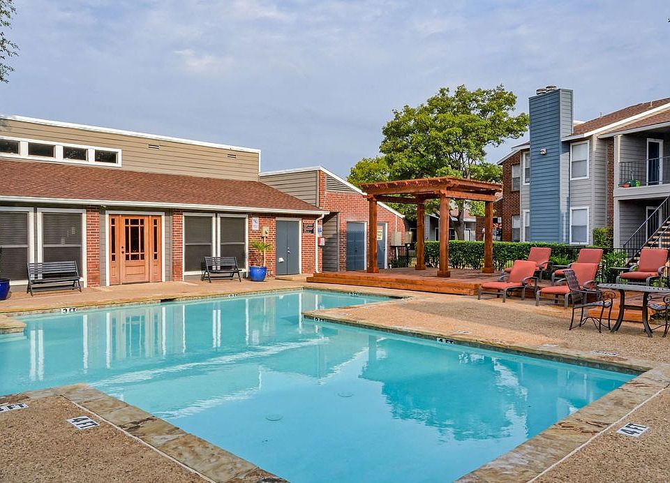 Oak Tree Village Apartments Pool