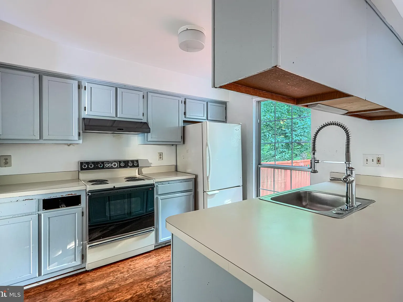 3 bed, 2.5 bath, 2024 sqft, $2,400 — Photo 3