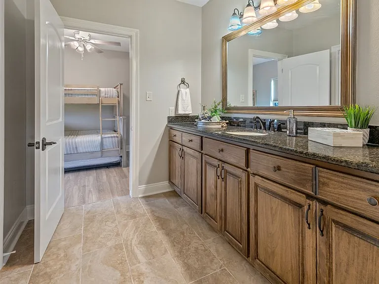 401 N Riverside Ct — Photo 11