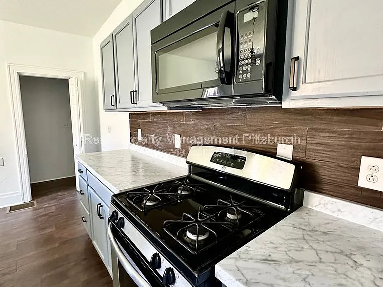1379 Paulson Ave — Photo 11