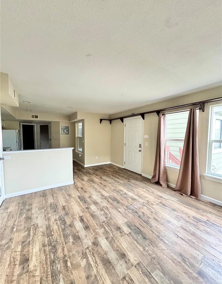 2 bed, 1.0 bath, 933 sqft, $1,550 — Photo 3