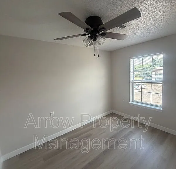 1015 W 14th St #8 — Photo 8