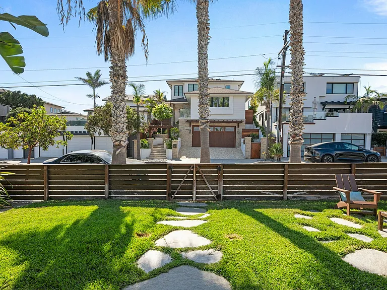 305 Neptune Ave — Photo 8