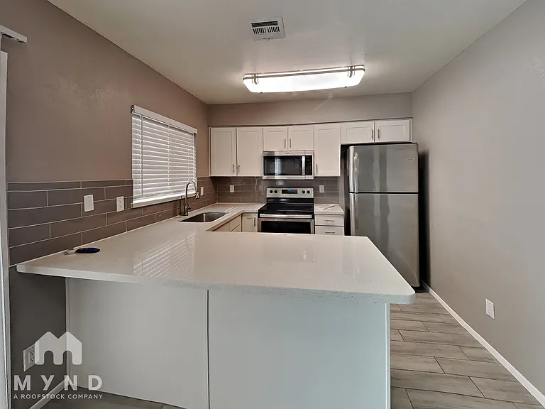 1014 W Malibu Dr — Photo 7