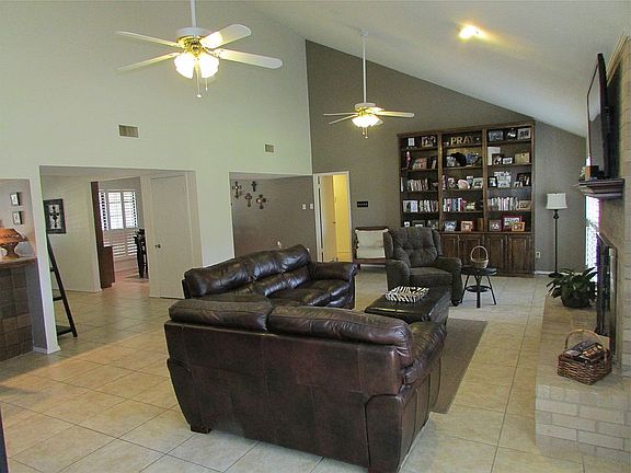 4th image of 702 Candlelight Dr