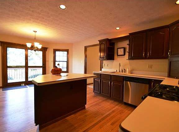 5th image of 230 Meadowbrook Dr