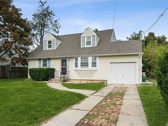 2nd image of 2395 Lancaster St