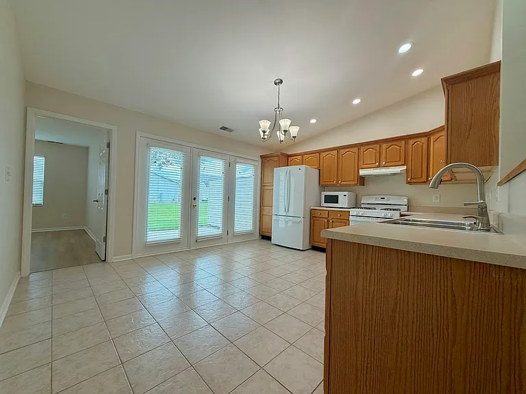 1727 Chestnut Dr — Photo 8