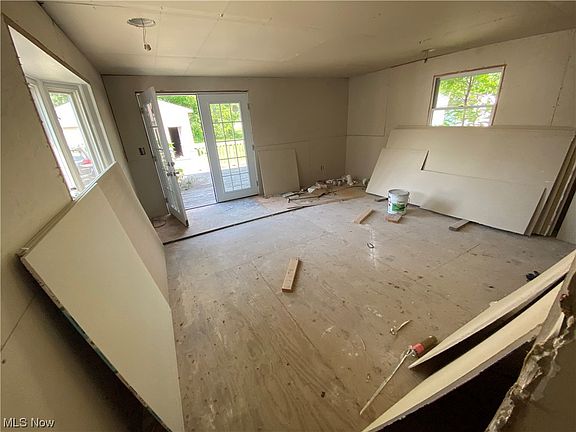 5th image of 676 Trumbull Ave S
