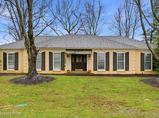 412 Lochinvar Pl, Douglass Hills, KY 40243