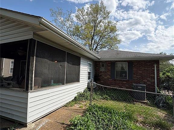 4th image of 1053 Chelsea Ave