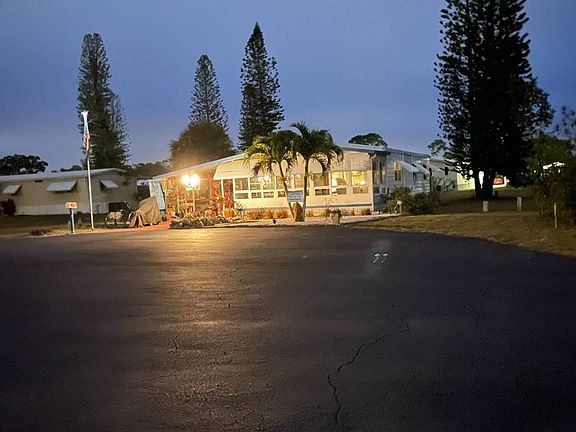 3rd image of 402 Dakota Cir