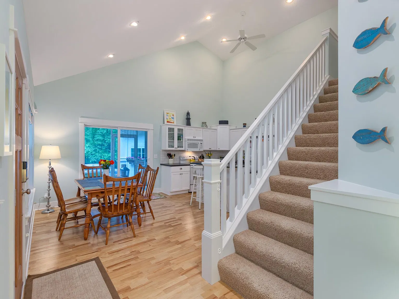 5 bed, 3.5 bath, 2423 sqft, $3,000 — Photo 3