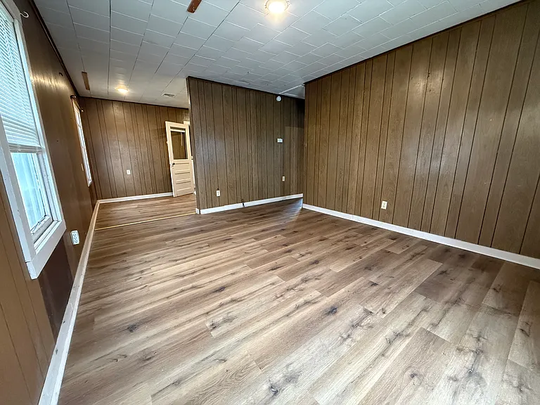 213 E Velma Ave — Photo 4
