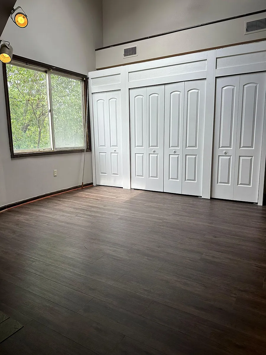 Building Photo - 908 N Adams St #3