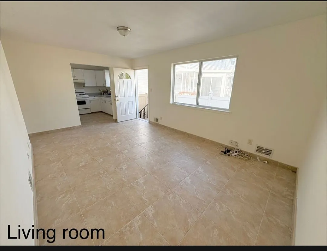 2 bed, 1000 sqft, $2,200 — Photo 2