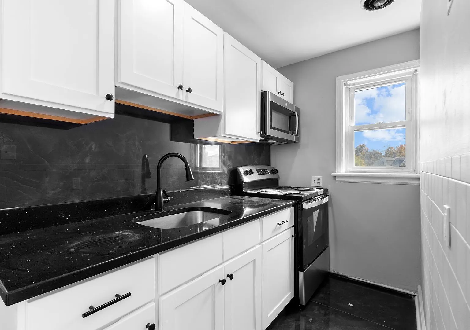 Golden Hill Apartments — Photo 4