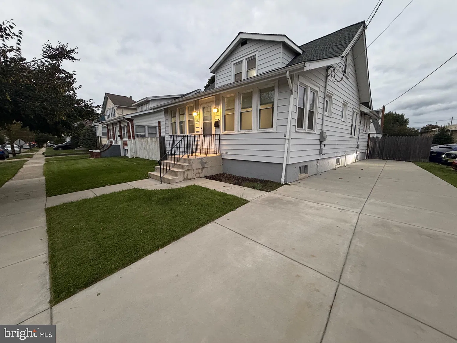 3 bed, 1.0 bath, 1705 sqft, $2,200 — Photo 2