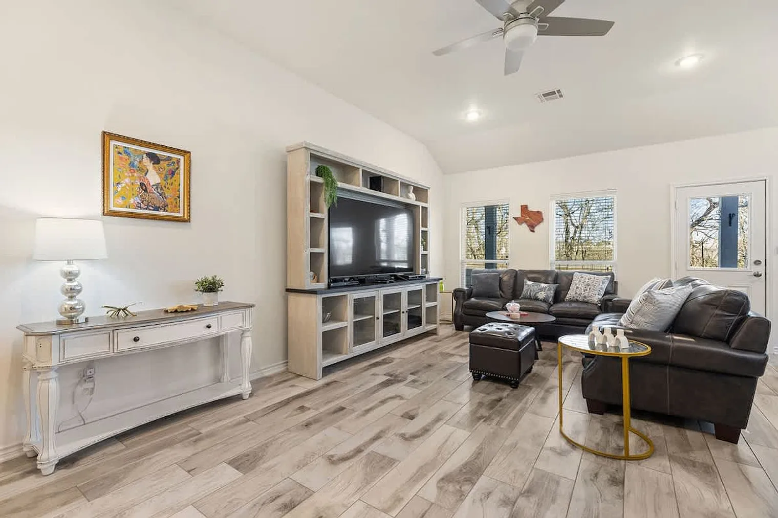 4 bed, 2.0 bath, 1991 sqft, $4,596 — Photo 1